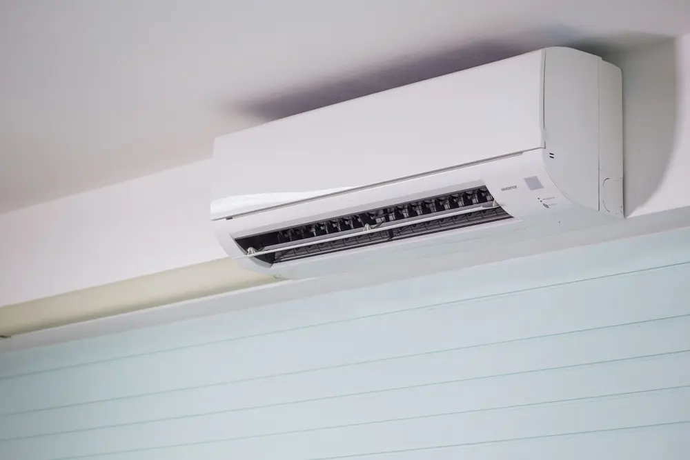 Evaporadora de ar-condicionado split limpa após higienização