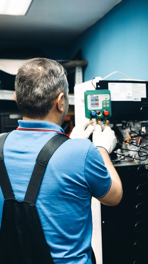 Técnico realizando medições em sistema de climatização comercial